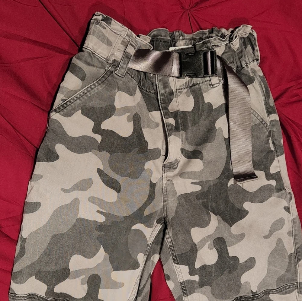 NWOT Hollister Super High Rise Gray Camo Cargo Pants with Belt